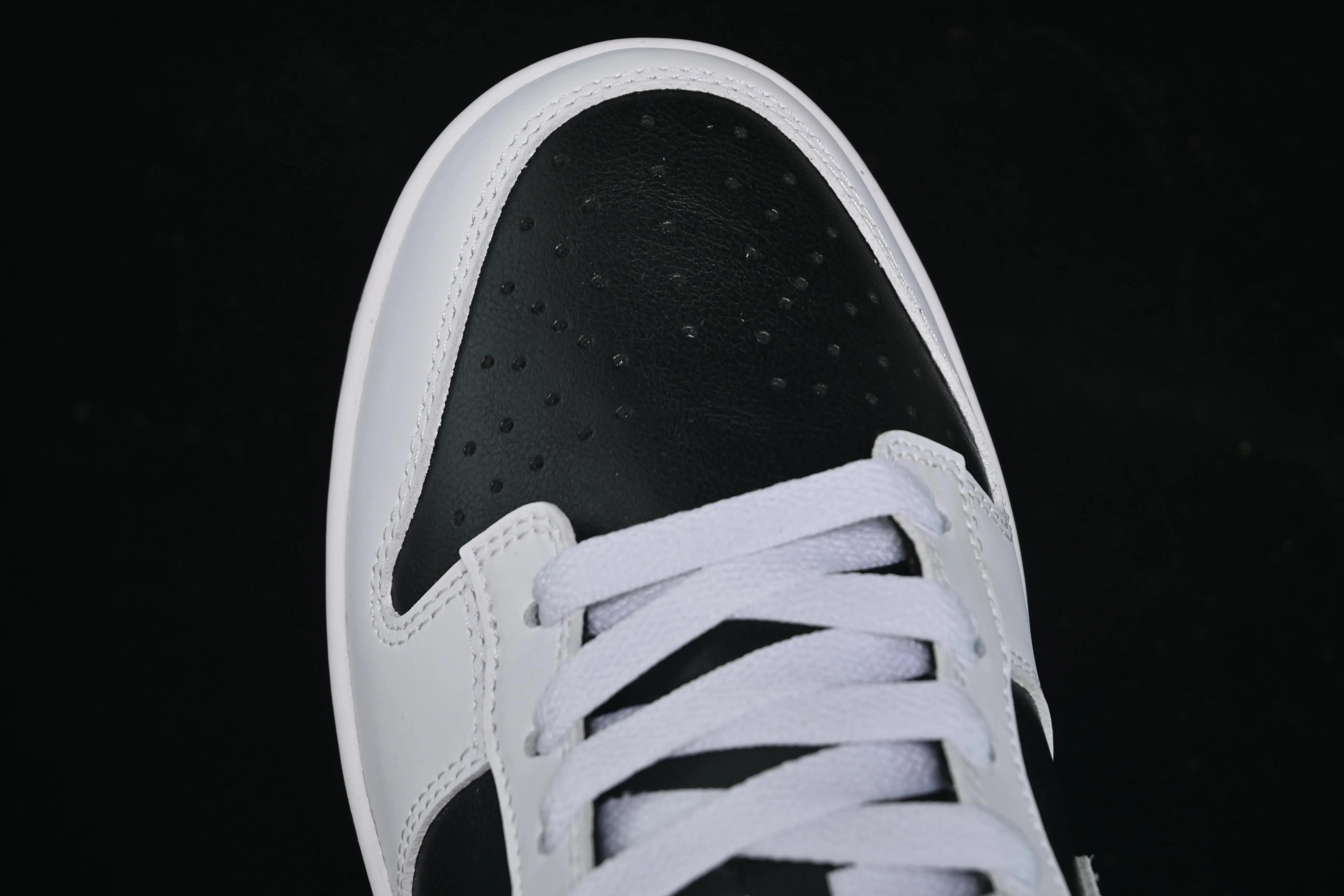 All Categories Nk SB Dunk Series Nk SB Dunk Low Low-top sneakers Nike SB Dunk Low White, black and gray color Low-top casual sneakers IB4620-141